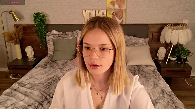 KimEvanss online show from May 14, 2026, 5:26 am