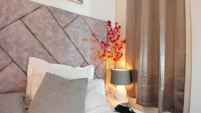 shaliny  online show from April 16, 2026, 9:39 pm