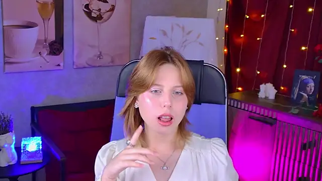 Snapshot of VivienneHebert chatting on June 20, 2026, 9:25 am VivienneHebert online show from June 20, 2026, 9:25 am