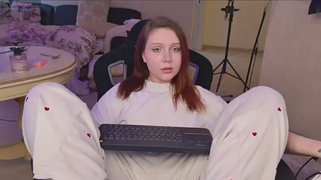 YouHoldMee online show from May 10, 2026, 5:44 am
