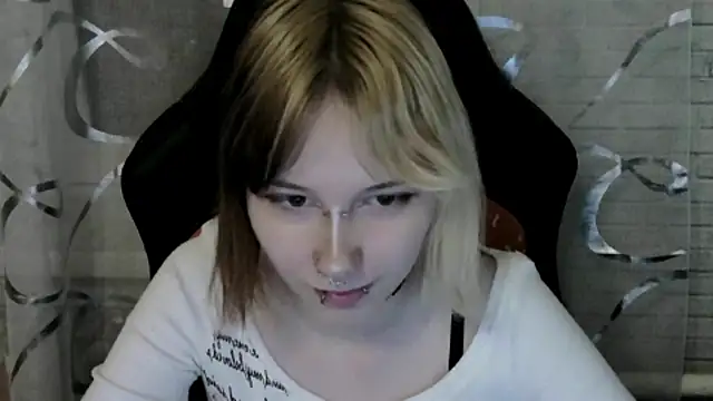Snapshot of Vi_Nika chatting on April 19, 2026, 6:10 pm Vi Nika online show from April 19, 2026, 6:10 pm