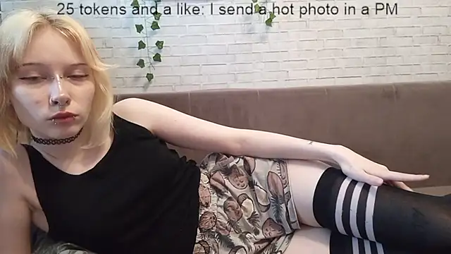 Snapshot of Vi_Nika chatting on May 17, 2026, 4:40 pm Vi Nika online show from May 17, 2026, 4:40 pm