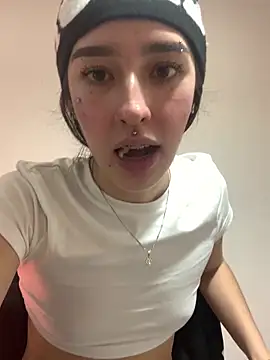 NickieCute- online show from April 15, 2026, 8:09 pm