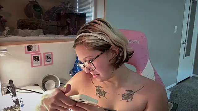 Snapshot of MUSCLEMOMMY1365 chatting on June 28, 2026, 7:53 pm MUSCLEMOMMY1365 online show from June 28, 2026, 7:53 pm