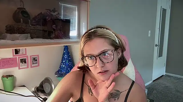Snapshot of MUSCLEMOMMY1365 chatting on June 27, 2026, 8:26 pm MUSCLEMOMMY1365 online show from June 27, 2026, 8:26 pm