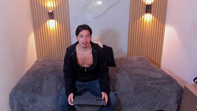 Iam OttoAndrew online show from May 9, 2026, 3:43 am