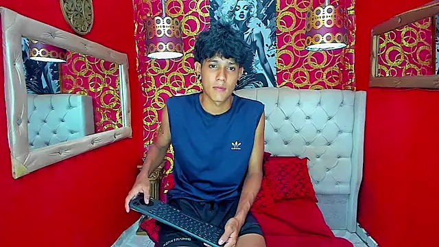 straightyoungpein online show from April 19, 2026, 4:24 am