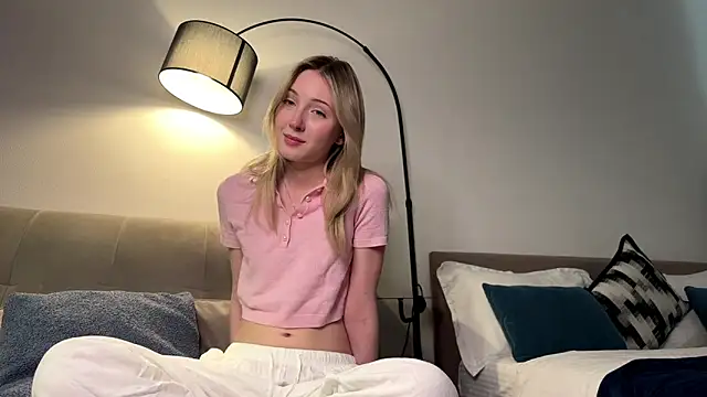Snapshot of Kattie_Petite chatting on April 21, 2026, 1:28 pm Kattie Petite online show from April 21, 2026, 1:28 pm