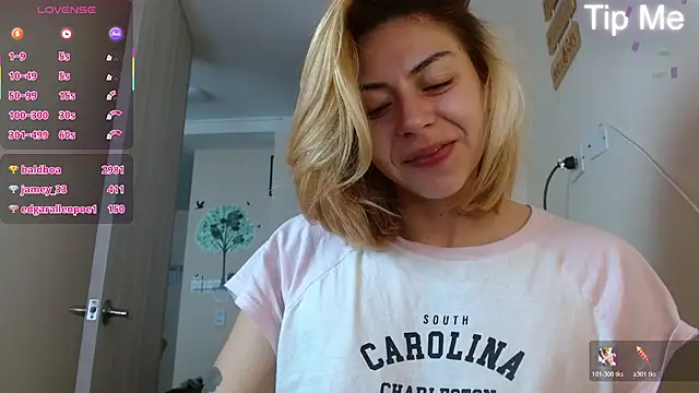 Snapshot of aprildumont chatting on July 4, 2026, 12:32 pm aprildumont online show from July 4, 2026, 12:32 pm