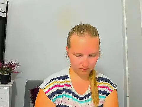 Snapshot of RoseTeacherX chatting on June 10, 2026, 5:14 pm RoseTeacherX online show from June 10, 2026, 5:14 pm