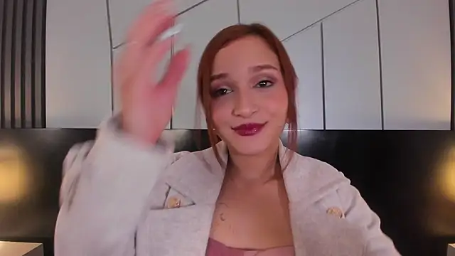 Snapshot of leahluna chatting on May 7, 2026, 7:39 pm leahluna online show from May 7, 2026, 7:39 pm