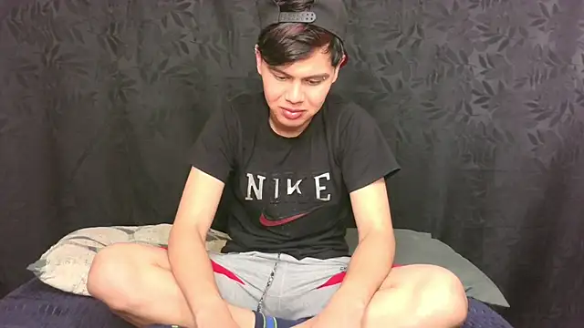 Snapshot of Felipe_Kold chatting on May 25, 2026, 12:43 am Felipe Kold online show from May 25, 2026, 12:43 am