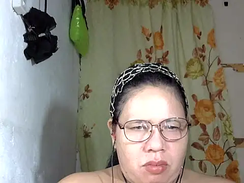 Snapshot of HottyCurlyPeanut chatting on June 26, 2026, 1:39 pm HottyCurlyPeanut online show from June 26, 2026, 1:39 pm