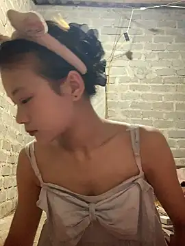 Elysa-x online show from April 18, 2026, 9:33 am