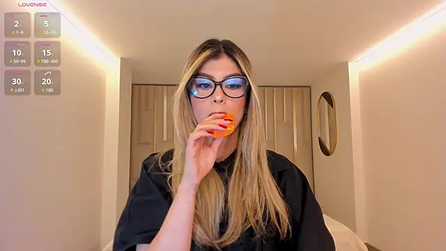 MiaSilvaX online show from May 14, 2026, 11:18 am