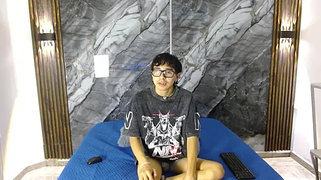 Snapshot of NoahWalker__ chatting on April 21, 2026, 11:06 am NoahWalker online show from April 21, 2026, 11:06 am