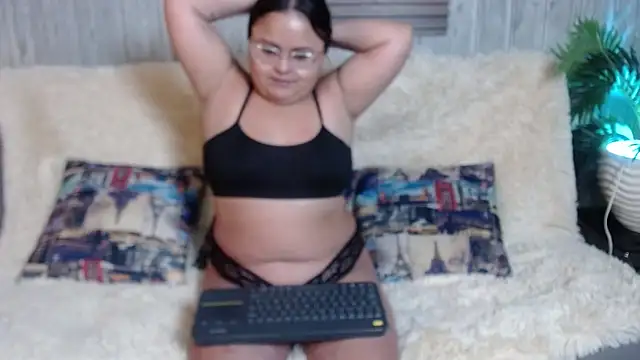 Luna  Cortez online show from April 22, 2026, 2:24 pm