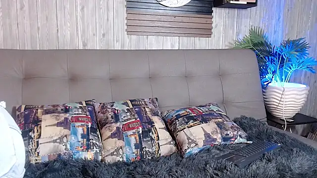 Luna  Cortez online show from April 18, 2026, 2:52 pm