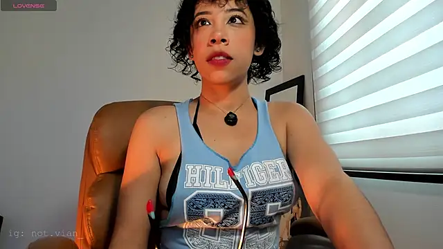 Laena Castillo online show from April 18, 2026, 5:15 pm