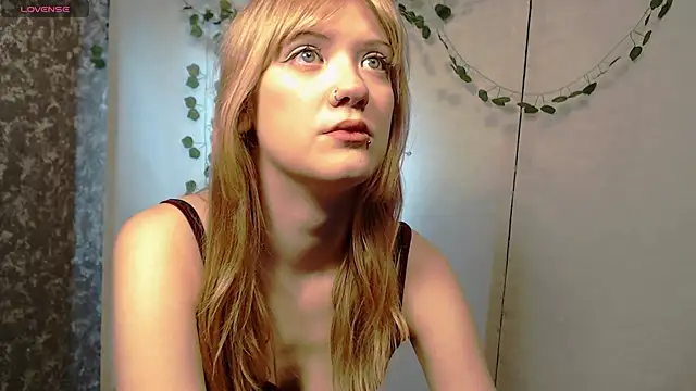 Snapshot of Lina_Wi chatting on May 1, 2026, 8:14 pm Lina Wi online show from May 1, 2026, 8:14 pm