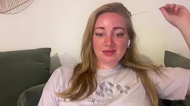 Snapshot of arielsweetieee chatting on July 4, 2026, 9:41 pm arielsweetieee online show from July 4, 2026, 9:41 pm