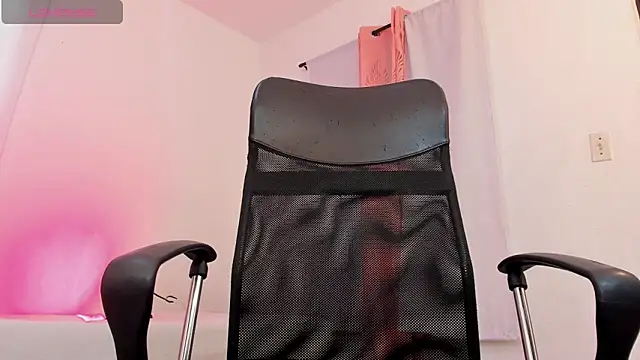 Snapshot of alessandroferrer chatting on May 3, 2026, 7:39 pm alessandroferrer online show from May 3, 2026, 7:39 pm