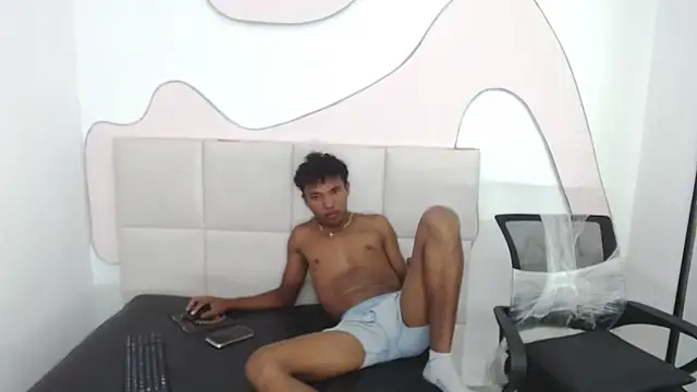 Chris Hott online show from April 19, 2026, 2:23 am