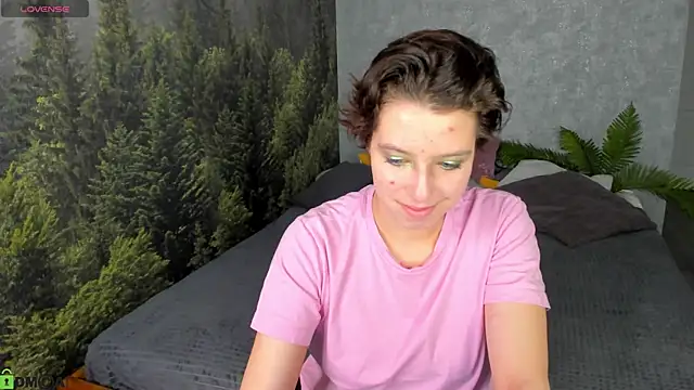 SaraFraays online show from April 19, 2026, 1:06 am