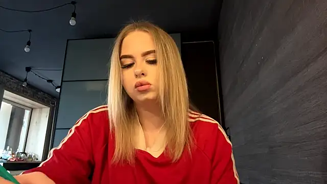 MiaLiluna online show from April 18, 2026, 9:11 am