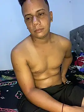 ReinaldoZapata online show from April 18, 2026, 3:09 am