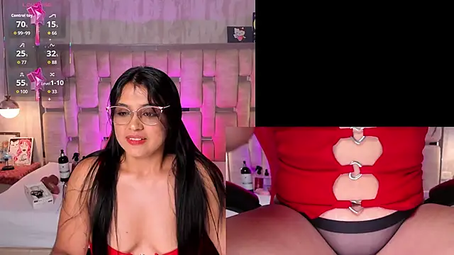 Snapshot of LuciaReid chatting on April 24, 2026, 1:02 pm LuciaReid online show from April 24, 2026, 1:02 pm