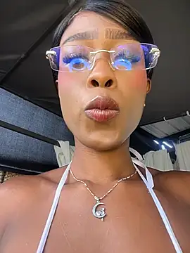 CocoaLuxeXXX online show from June 25, 2026, 1:05 pm