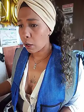 Snapshot of Ivon_C chatting on June 2, 2026, 1:22 pm Ivon C online show from June 2, 2026, 1:22 pm