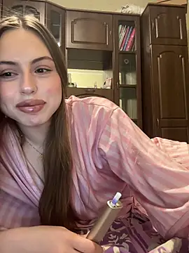 LOLAskk online show from June 17, 2026, 10:19 pm