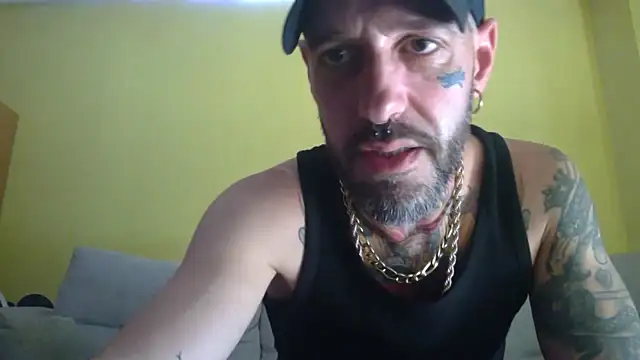 Snapshot of DuroHustler chatting on May 23, 2026, 3:44 pm DuroHustler online show from May 23, 2026, 3:44 pm
