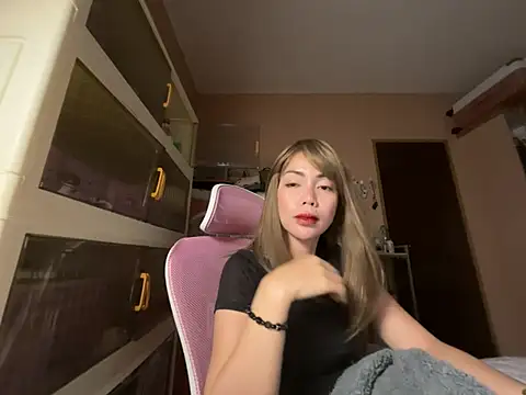 Snapshot of sweet_glam chatting on July 1, 2026, 1:00 pm sweet glam online show from July 1, 2026, 1:00 pm