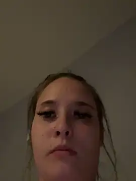 Snapshot of Poppylooloo chatting on June 17, 2026, 7:02 pm Poppylooloo online show from June 17, 2026, 7:02 pm