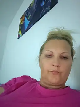 Divineblond online show from June 3, 2026, 10:25 pm