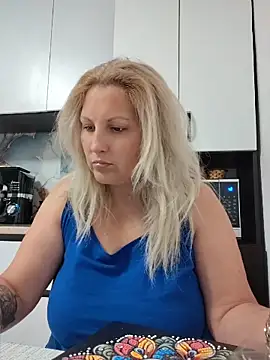 Divineblond online show from May 13, 2026, 11:01 pm
