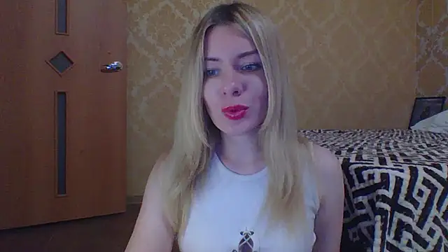 Snapshot of Softy_Aura_ chatting on May 19, 2026, 6:48 pm Softy Aura online show from May 19, 2026, 6:48 pm
