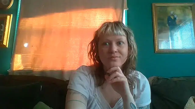 Snapshot of RosieSwitchBitch chatting on June 5, 2026, 11:05 am RosieSwitchBitch online show from June 5, 2026, 11:05 am