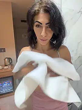 Yasmiinee online show from June 26, 2026, 9:53 pm