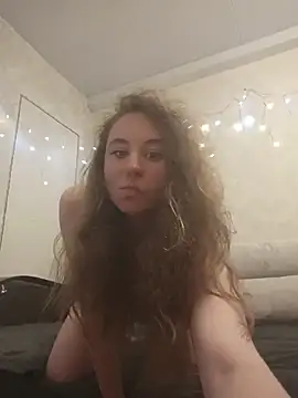 -NicoleSmith- online show from May 5, 2026, 6:22 pm