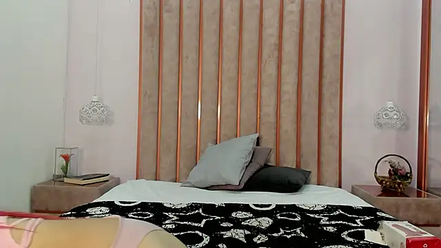 Lucie Red online show from May 28, 2026, 7:53 pm
