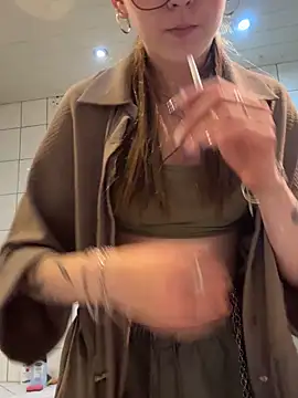 Lina-420 online show from May 1, 2026, 7:52 pm