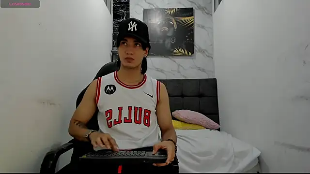 sweetauracouple online show from July 8, 2026, 2:57 am