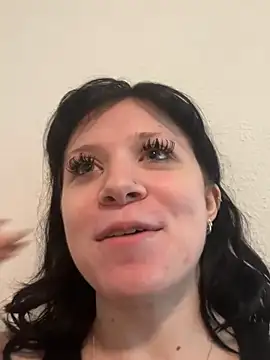 kaygbbmama online show from April 28, 2026, 4:33 pm