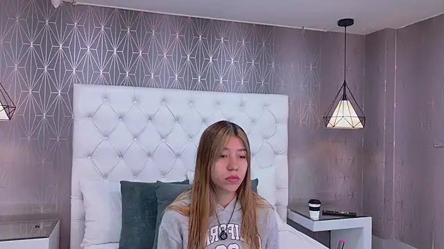 VioletSweetts online show from August 6, 2026, 3:34 am