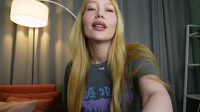  Mila Luna  online show from May 21, 2026, 9:12 pm