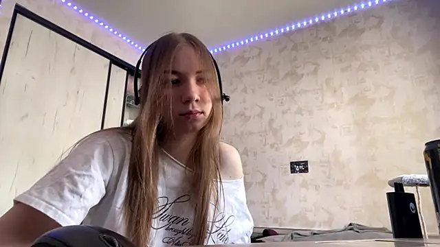 Sonya Solnarima online show from May 2, 2026, 6:51 am